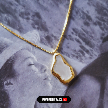 Collar enchapado en oro diseño irregular con esmaltado blanco