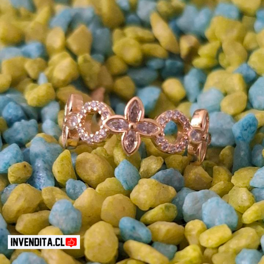 Anillo enchapado en oro abierto flores y circulos con circones