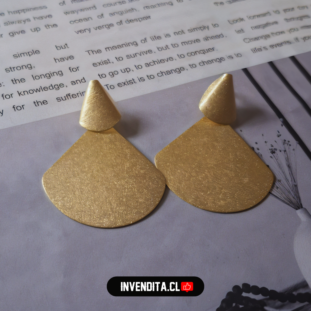 Aros enchapados en oro apegados con forma geométricas