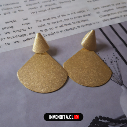 Aros enchapados en oro apegados con forma geométricas