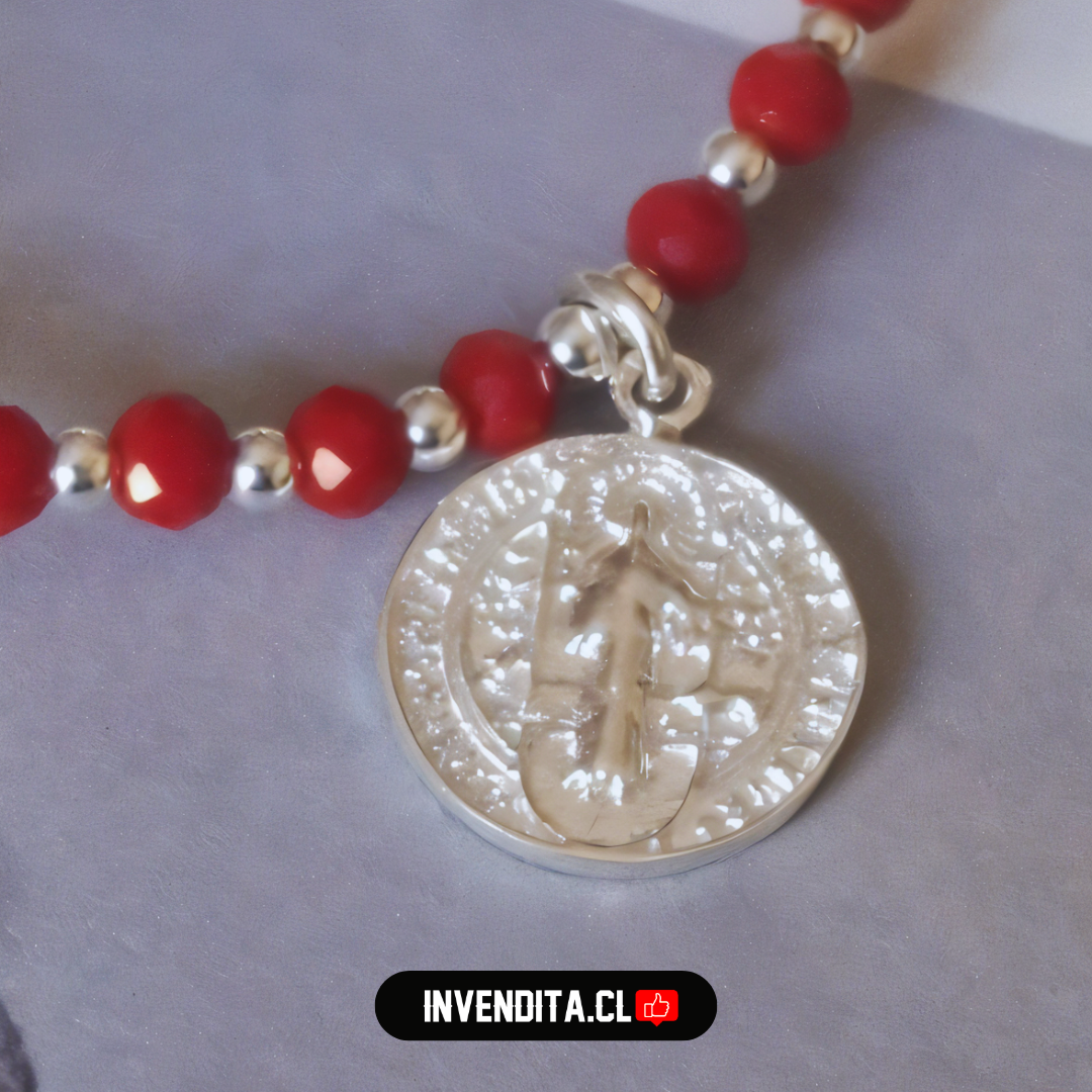 Collar de plata 925 cristales rojos con figura de San Benito