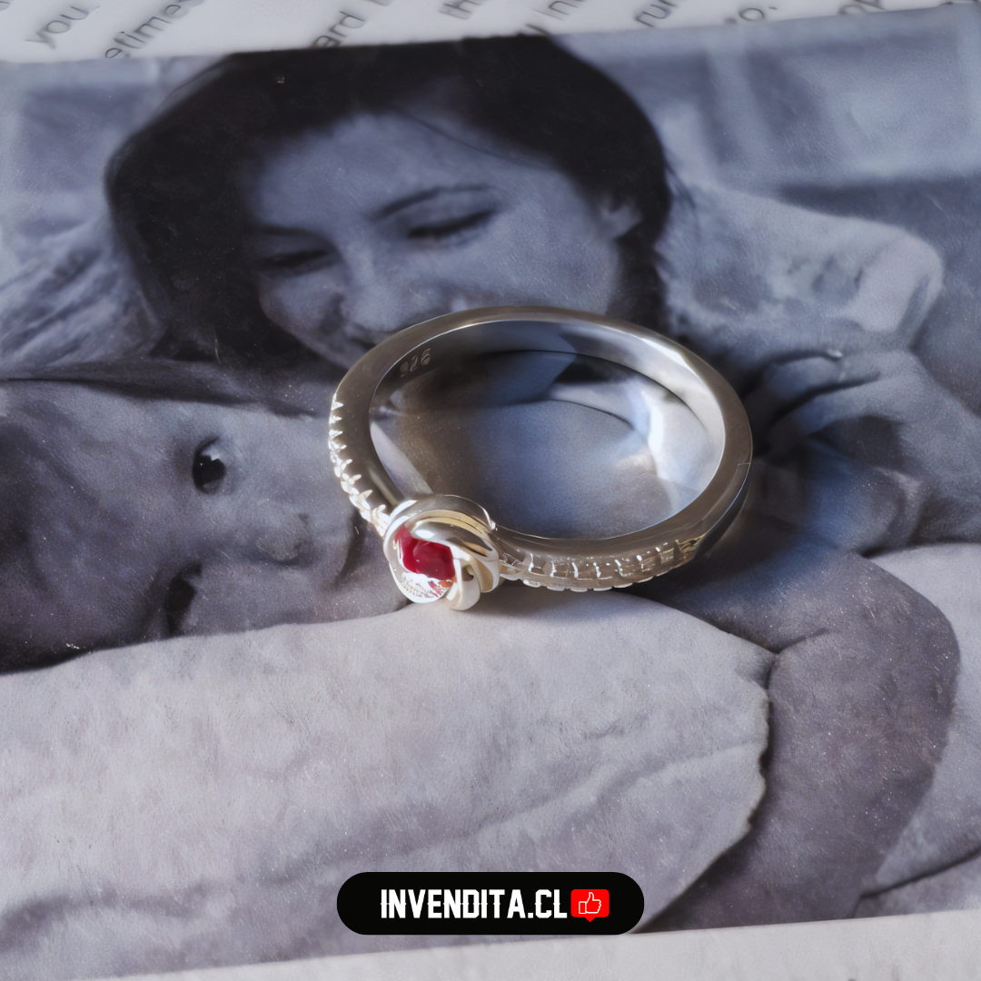 Anillo de plata 925 diseño nudo con circón rubí y bordes con circones