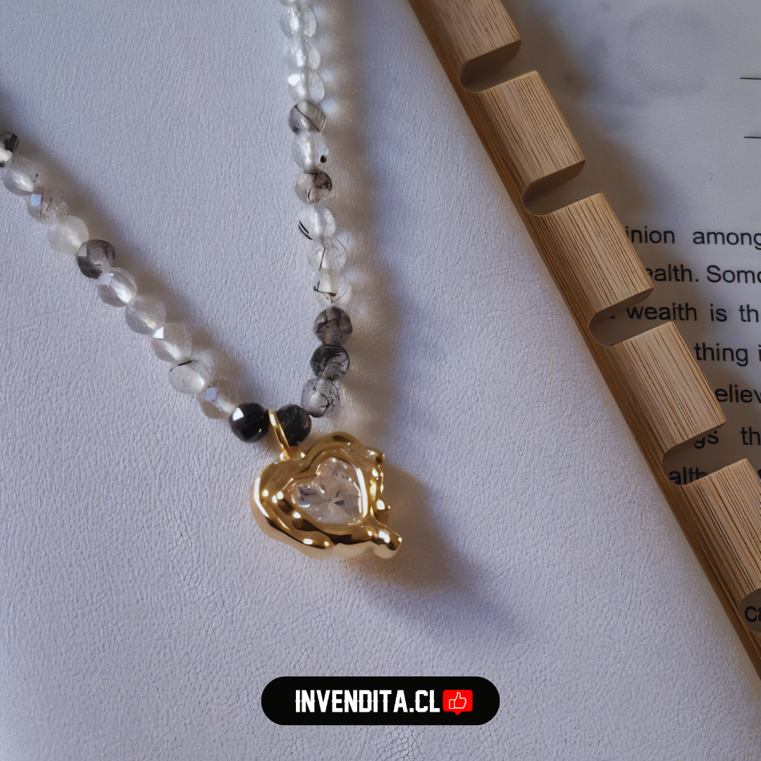 Collar enchapado en oro cristales grises y colgante corazón con gran circón