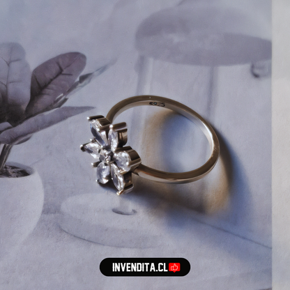 Anillo de plata 925 diseño margarita de circones