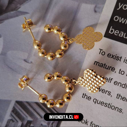 Aros enchapados en oro estilo argollas de esferas con placas de trébol