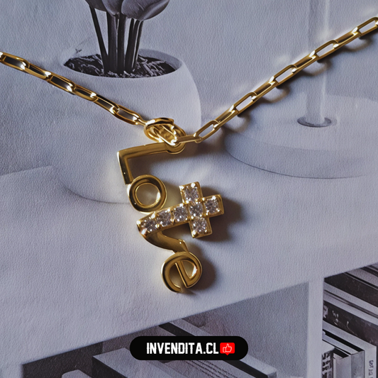 Collar enchapado en oro modelo LOVE con cruz de circones