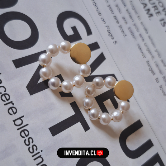 Aros enchapados en oro placa redonda con perlas de imitación
