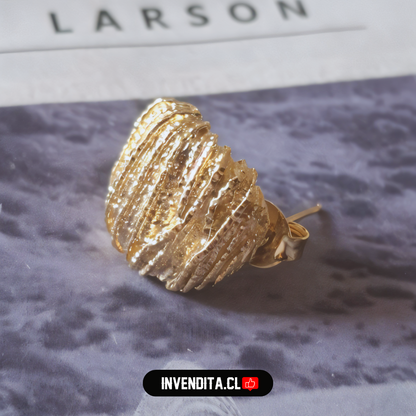 Aros enchapados en oro estilo placa con textura granulada