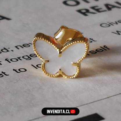 Aros enchapados en oro diseño mariposa placa color marfil