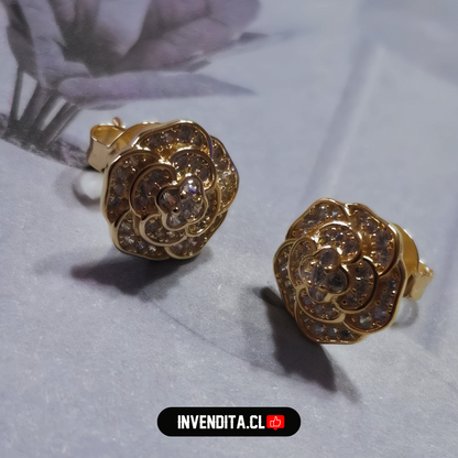 Aros enchapados en oro diseño rosa con circones
