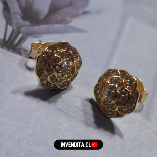 Aros enchapados en oro diseño rosa con circones