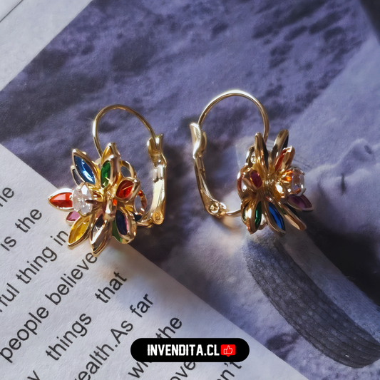 Aros enchapados en oro modelo loto con circones de colores