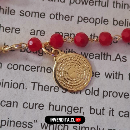 Pulsera enchapada en oro placa Padre Nuestro con cristales rojos