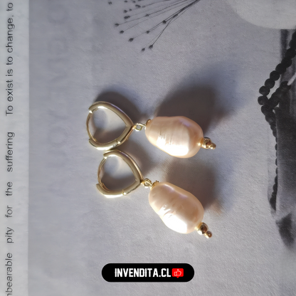 Aros enchapados en oro argolla con perlas irregulares