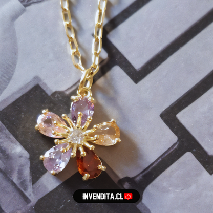 Collar enchapado en oro modelo flor de circones de colores con perlas rosadas
