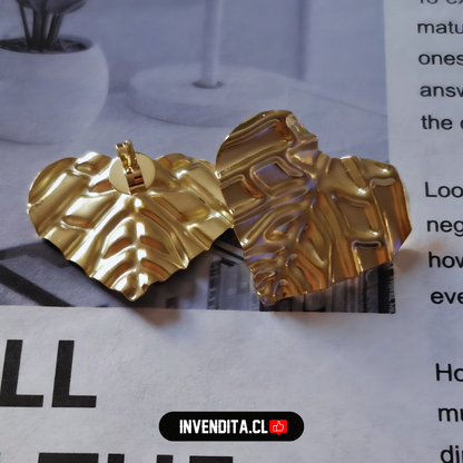 Aros enchapados en oro diseño hoja corazón con relieve
