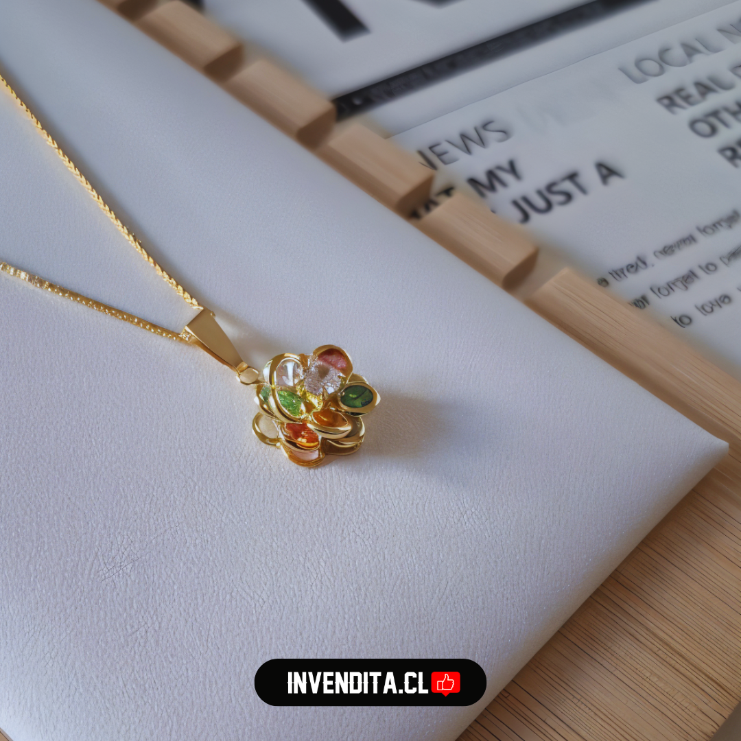 Collar enchapado en oro diseño flor con pétalos de circones de colores