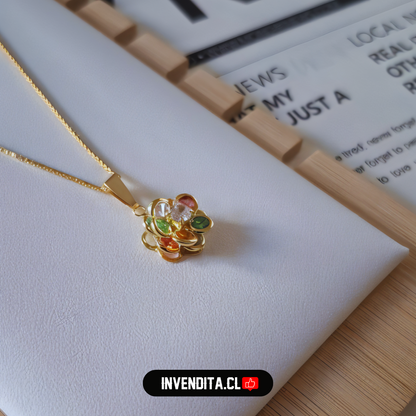 Collar enchapado en oro diseño flor con pétalos de circones de colores