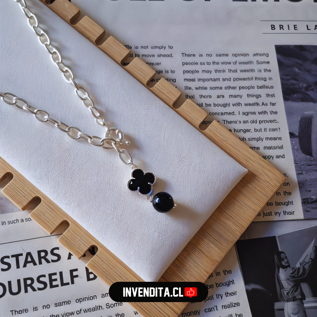 Collar enchapado en plata grandes eslabones con broche timón con flor y esfera de Ónix