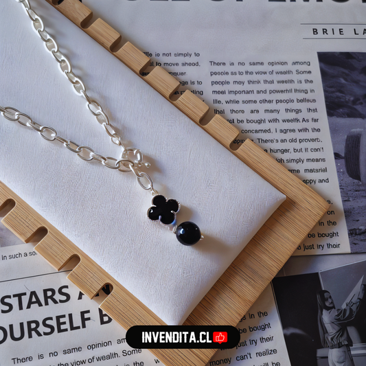 Collar enchapado en plata grandes eslabones con broche timón con flor y esfera de Ónix