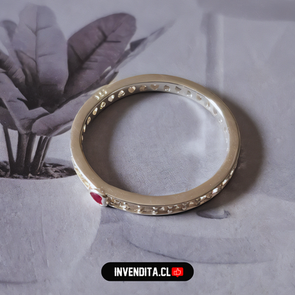 Anillo de plata 925 banda de circones y mini corazón de circón rubí
