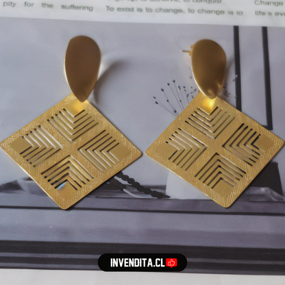 Aros enchapados en oro hoja y cuadrado con flechas en detalle