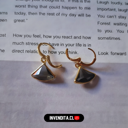 Aros enchapados en oro argolla con figura triangular de onix