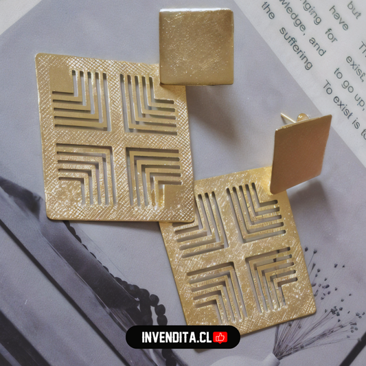 Aros enchapados en oro cuadrados con flechas en detalle
