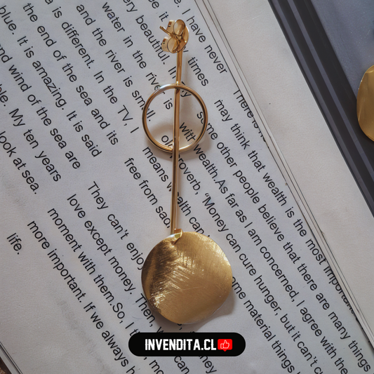 Aros enchapados en oro estilo varita con placa circular satinada