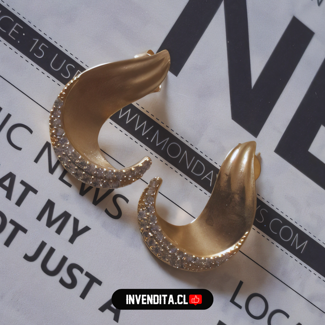 Aros enchapados en oro semi luna con hilera de circones