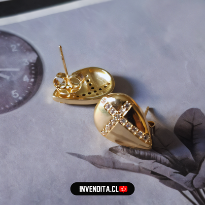 Aros enchapados en oro gota con cruz de circones
