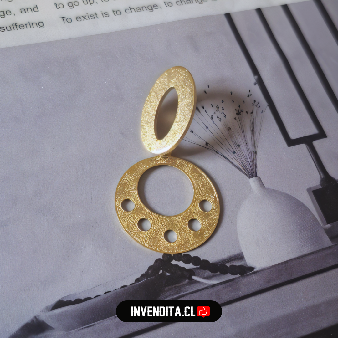 Aros enchapados en oro figuras redondeadas con grandes detalles