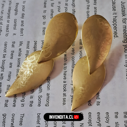 Aros enchapados en oro doble hoja con detalles