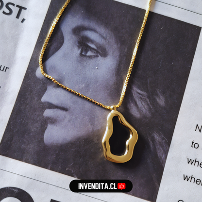 Collar enchapado en oro diseño irregular con esmaltado negro