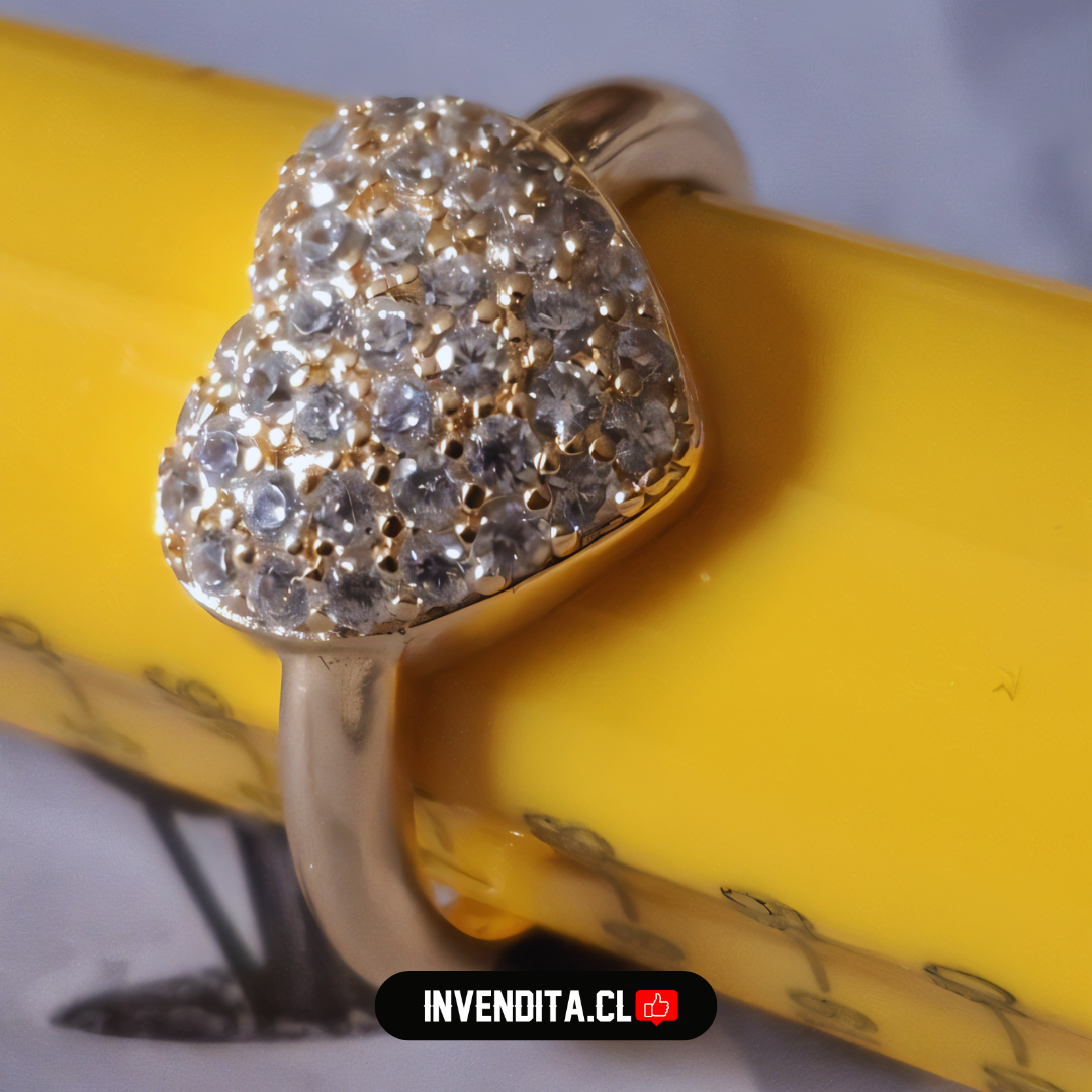 Anillo enchapado en oro diseño corazón con circones