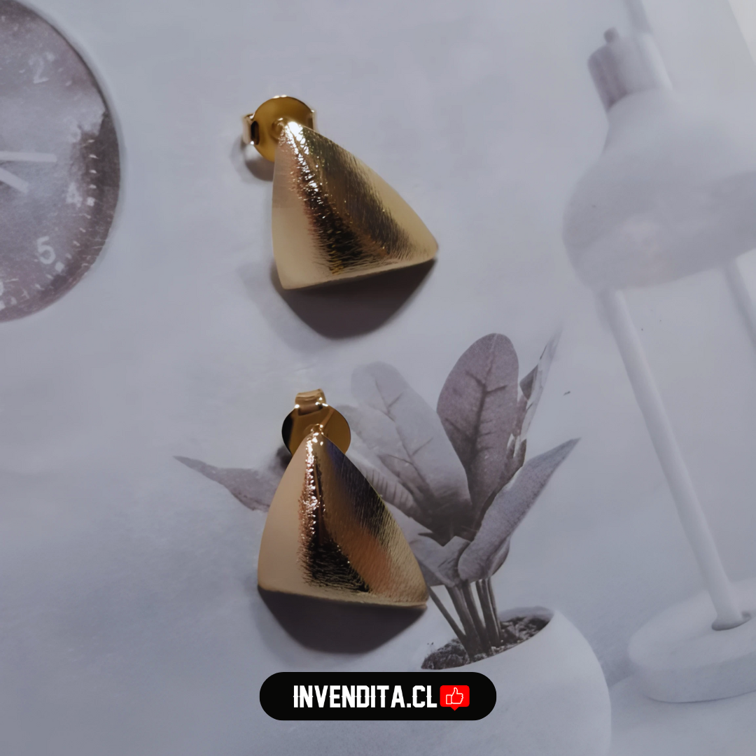 Aros enchapados en oro diseño triangulo satinado