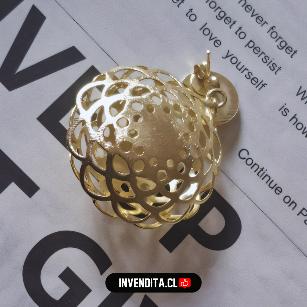 Aros enchapados en oro gota de bola con diseño calado