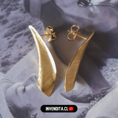 Aros enchapados en oro diseño arrugado