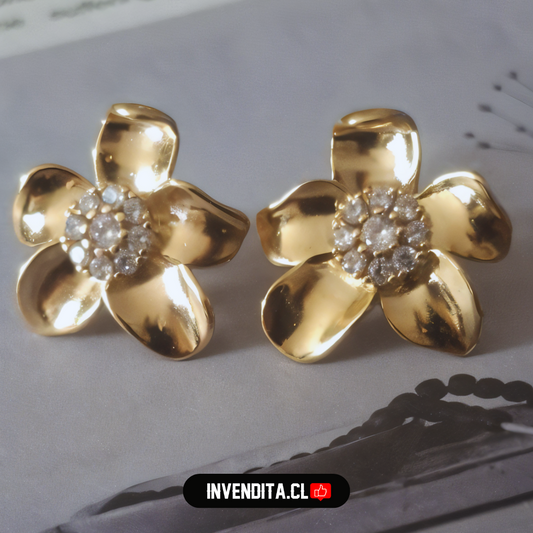 Aros enchapados en oro flores con pequeños circones