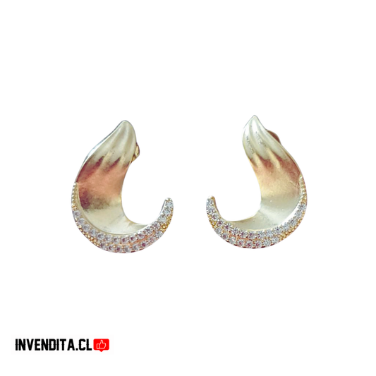 Aros enchapados en oro semi luna con hilera de circones