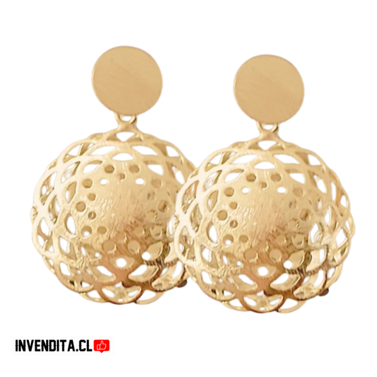 Aros enchapados en oro gota de bola con diseño calado