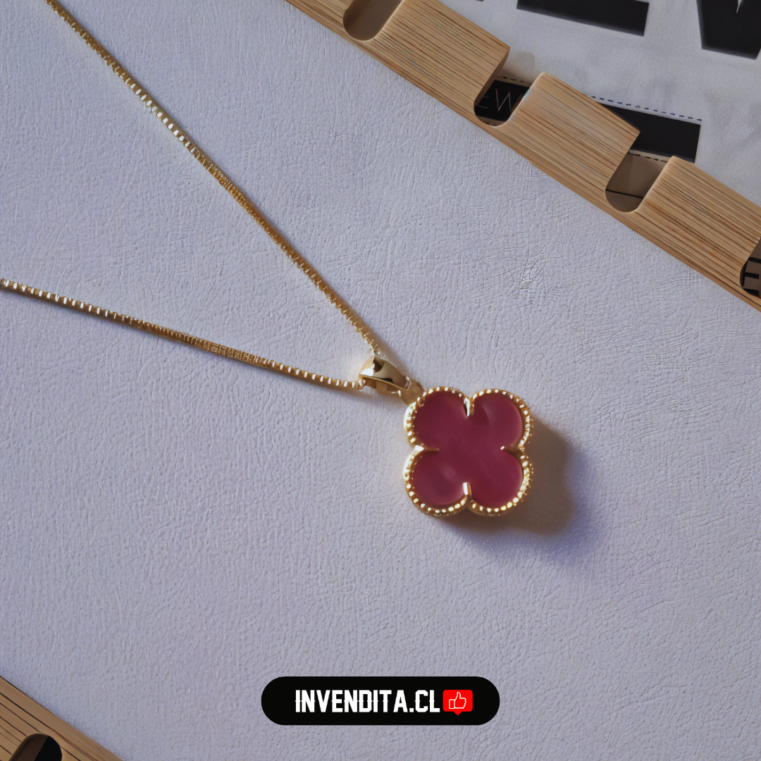 Collar enchapado en oro colgante de flor rosa