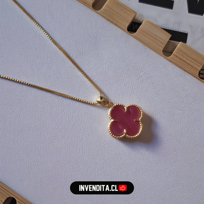 Collar enchapado en oro colgante de flor rosa