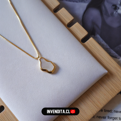 Collar enchapado en oro diseño irregular con esmaltado blanco