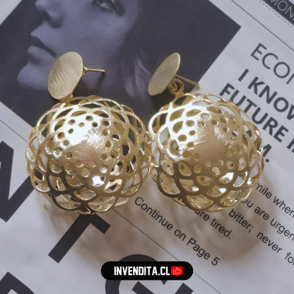 Aros enchapados en oro gota de bola con diseño calado