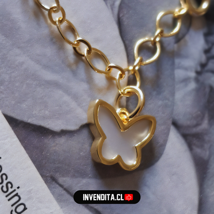 Pulsera enchapada en oro diseño eslabón ovalado con dije mariposa de nácar