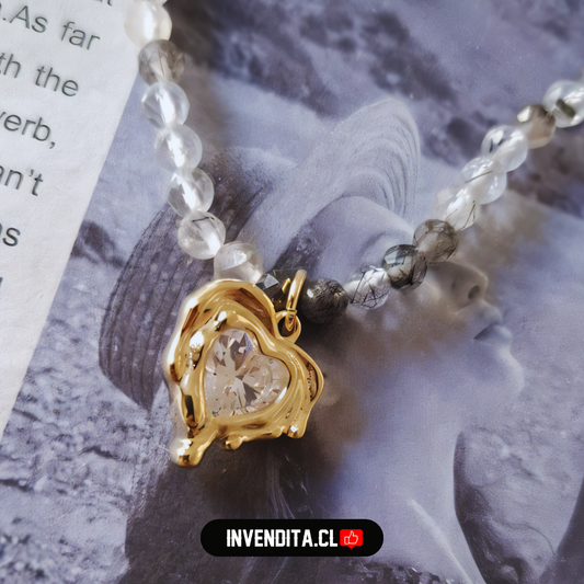 Collar enchapado en oro cristales grises y colgante corazón con gran circón