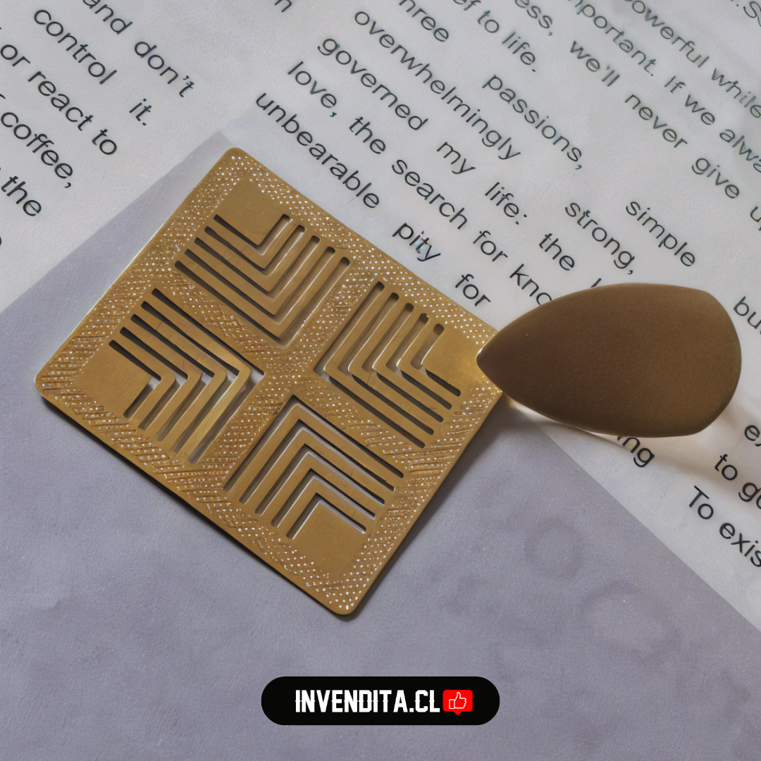 Aros enchapados en oro hoja y cuadrado con flechas en detalle