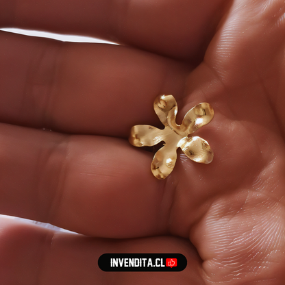 Aros enchapados en oro flor irregular satinada