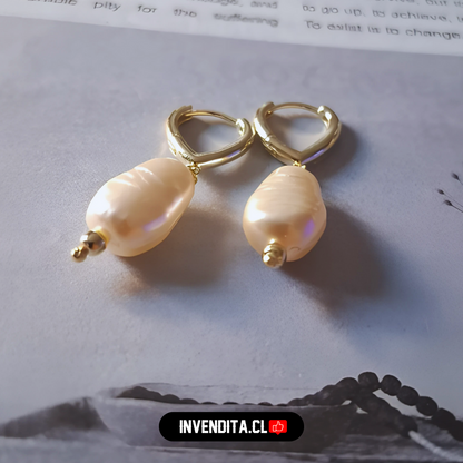 Aros enchapados en oro argolla con perlas irregulares